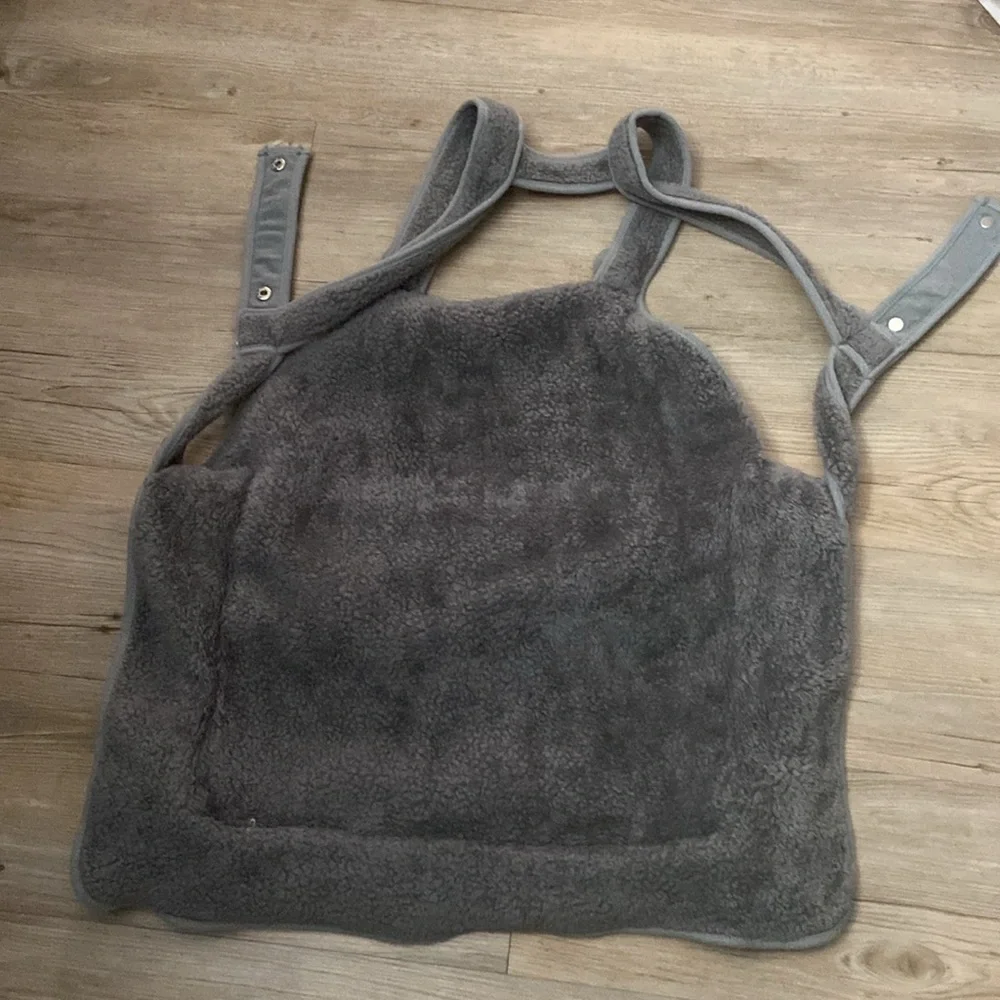 Cool cat pouch to carry around your favorite cat! Soft!